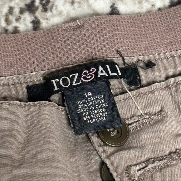 Roz & Ali Tan Cargo Capri Cropped Pants Size 14 - Picture 5 of 5